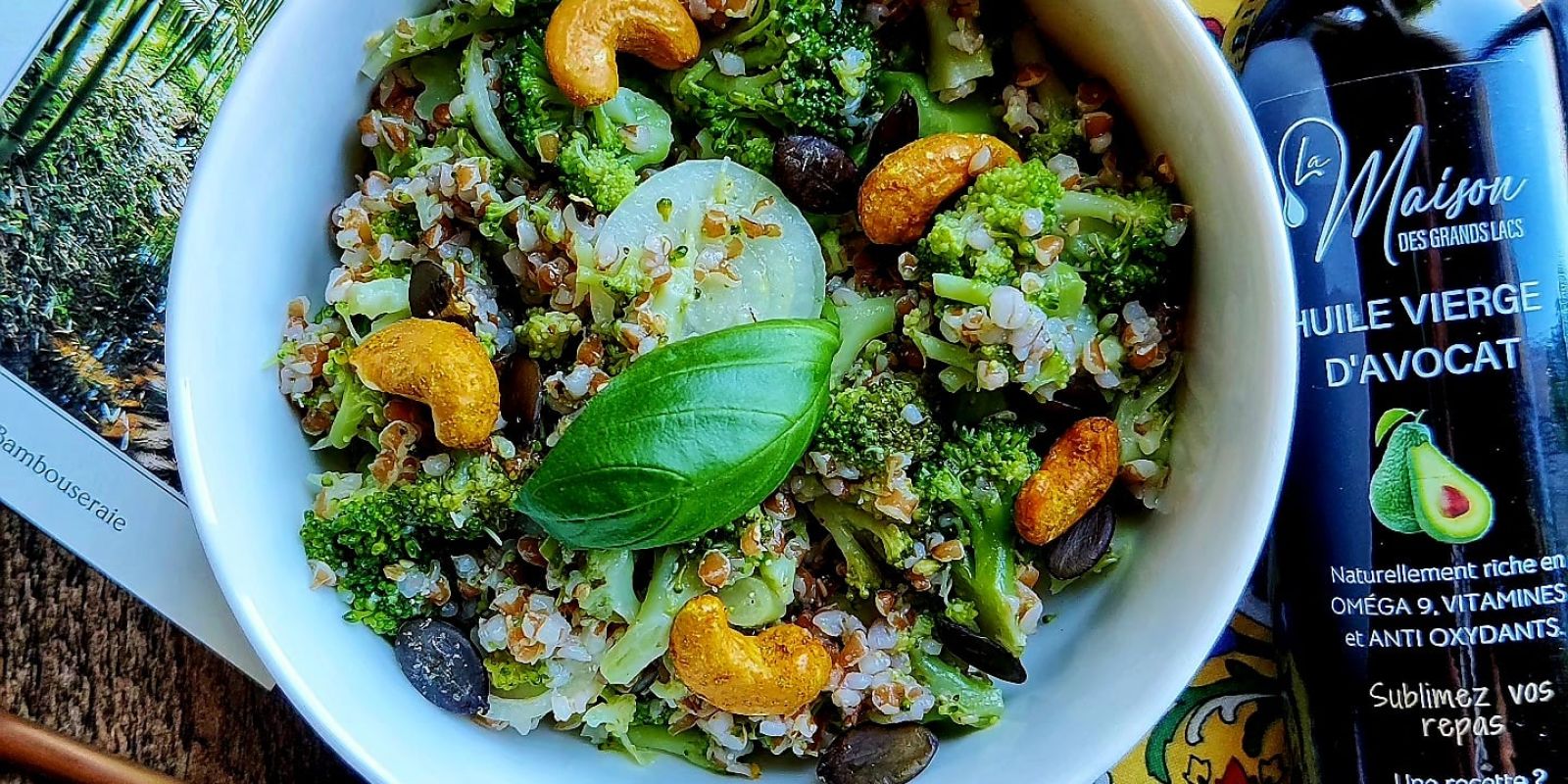Taboulé de brocolis et boulgour d'épeautre 1 Laver et prélever les bouquets de brocolis, les blanchir dans de l'eau bouillante pendant 4 min. Vous pouvez garder quelques pieds des bouquets. Une fois cuits, plonger les bouquets dans de l'eau froide. Cuire le boulgour d'épeautre selon les indications du paquet. Laisser refroidir. Dans un saladier mélanger le brocoli et le boulgour, l'oignon émincé, ajouter 4 càs d'huile d'avocat, le jus de citron, assaisonner et réserver au frais. Topping : Graines de courge et cajou au curry