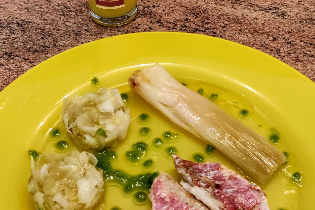Filet de rouget poêlé et duo de poireaux