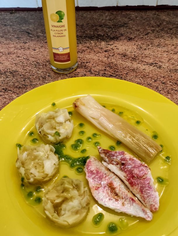 Filet de rouget poêlé et duo de poireaux