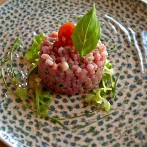 Tartare de thon rouge mariné au vinaigre de fruits rouges