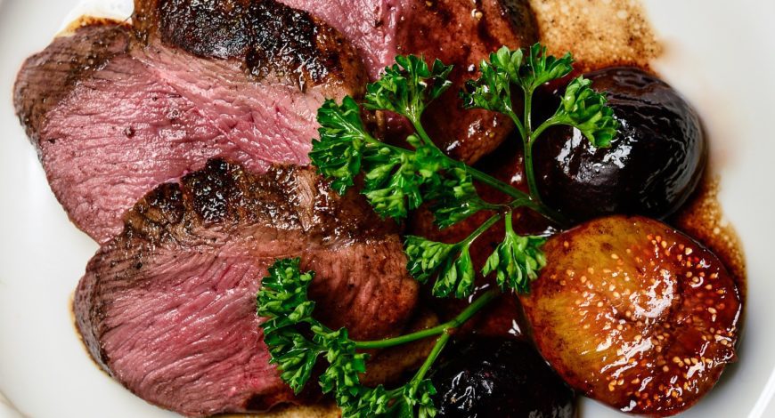 Magret de canard et sa sauce au vinaigre de fruit de la passion