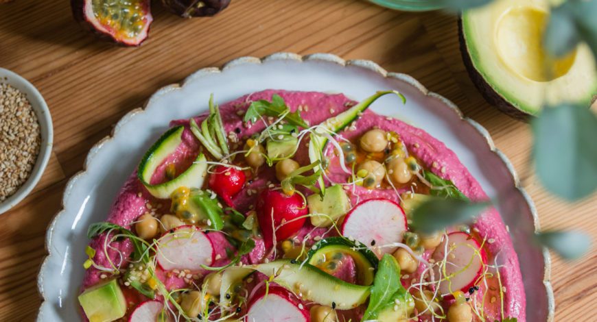 Houmous de betterave garni aux légumes
