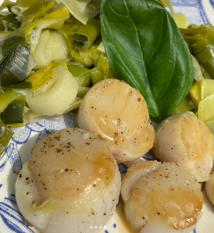 Noix de Saint-Jacques sauce citron Kalamansi et fondue de poireaux