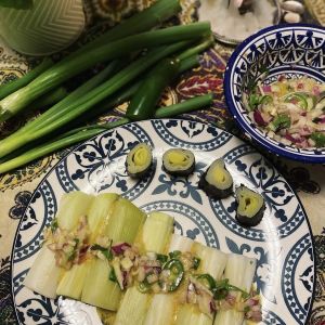 Brochettes de dinde au piment d’Espelette 3 Poireaux vinaigrette