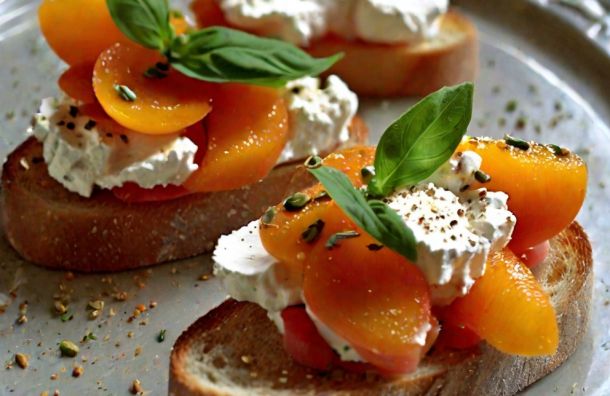Bruschettas au chèvre frais, abricots rôtis et vinaigre d'abricot 1 Bruschetta chevre frais abricots 491fce01 La Maison Des Grands Lacs