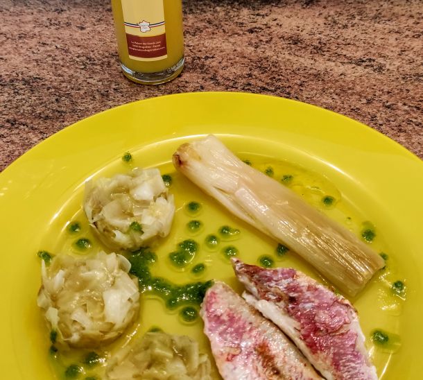 Filet de rouget poêlé et duo de poireaux