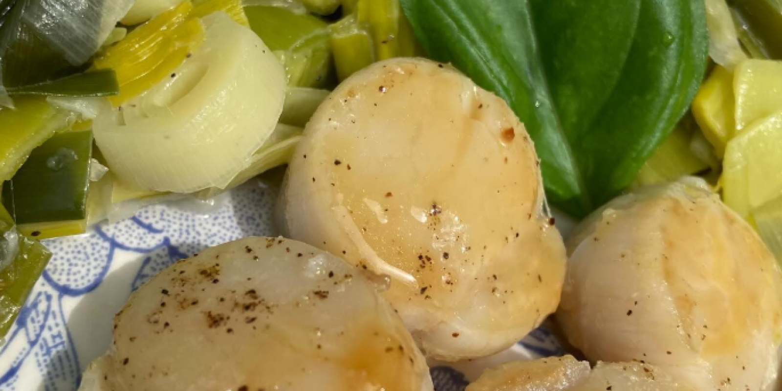 Noix de Saint-Jacques sauce citron Kalamansi et fondue de poireaux