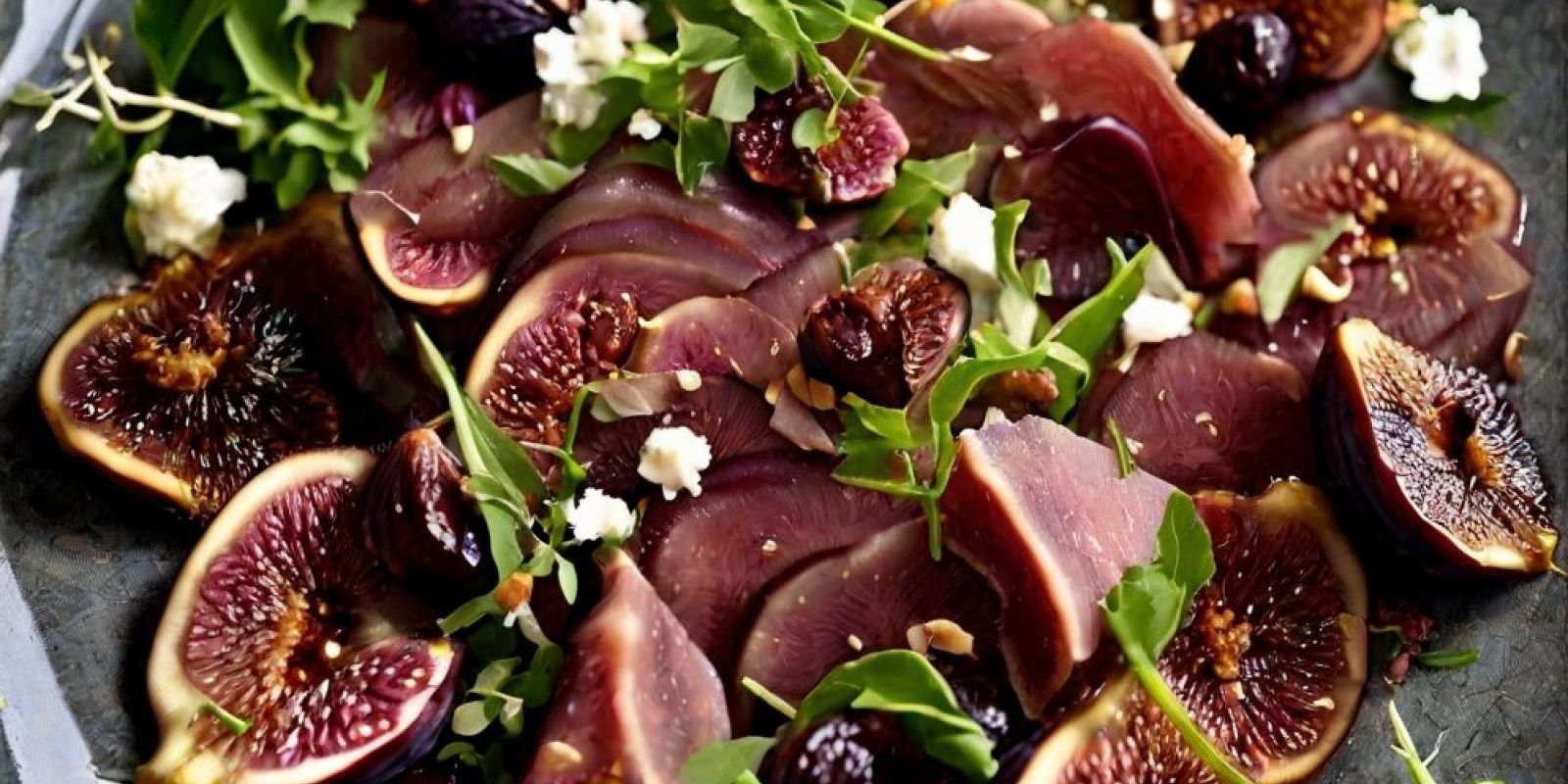 Salade de magret fumé, figues fraîches et vinaigre de cassis noir 1 salade-de-magret-de-canard-et-figue