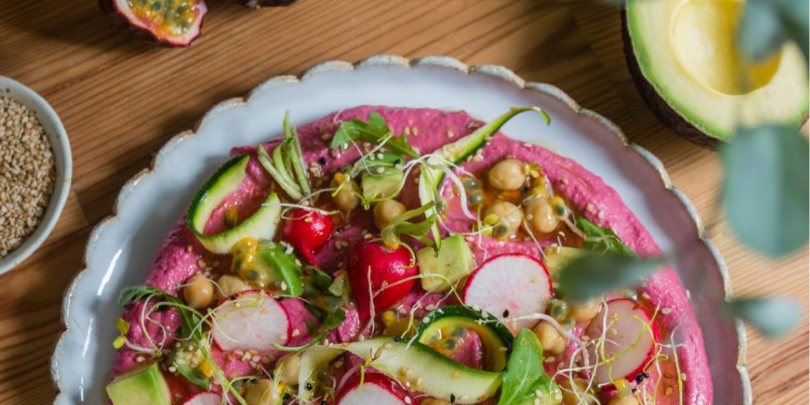 Houmous de betterave garni aux légumes