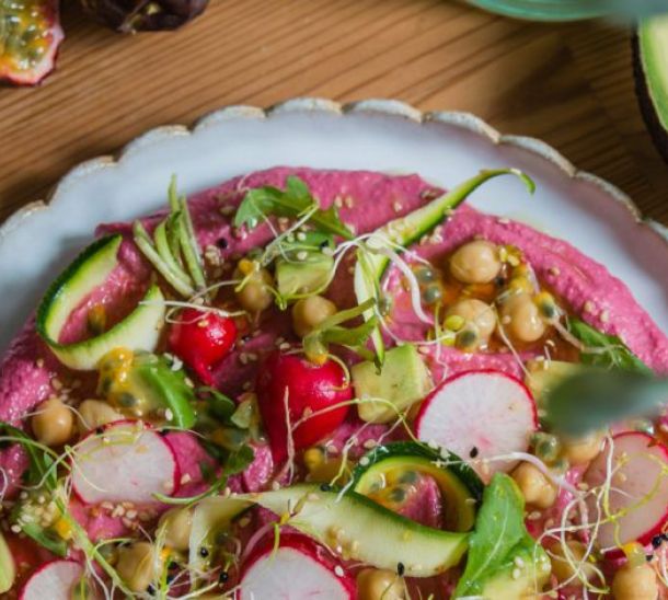 Houmous de betterave garni aux légumes