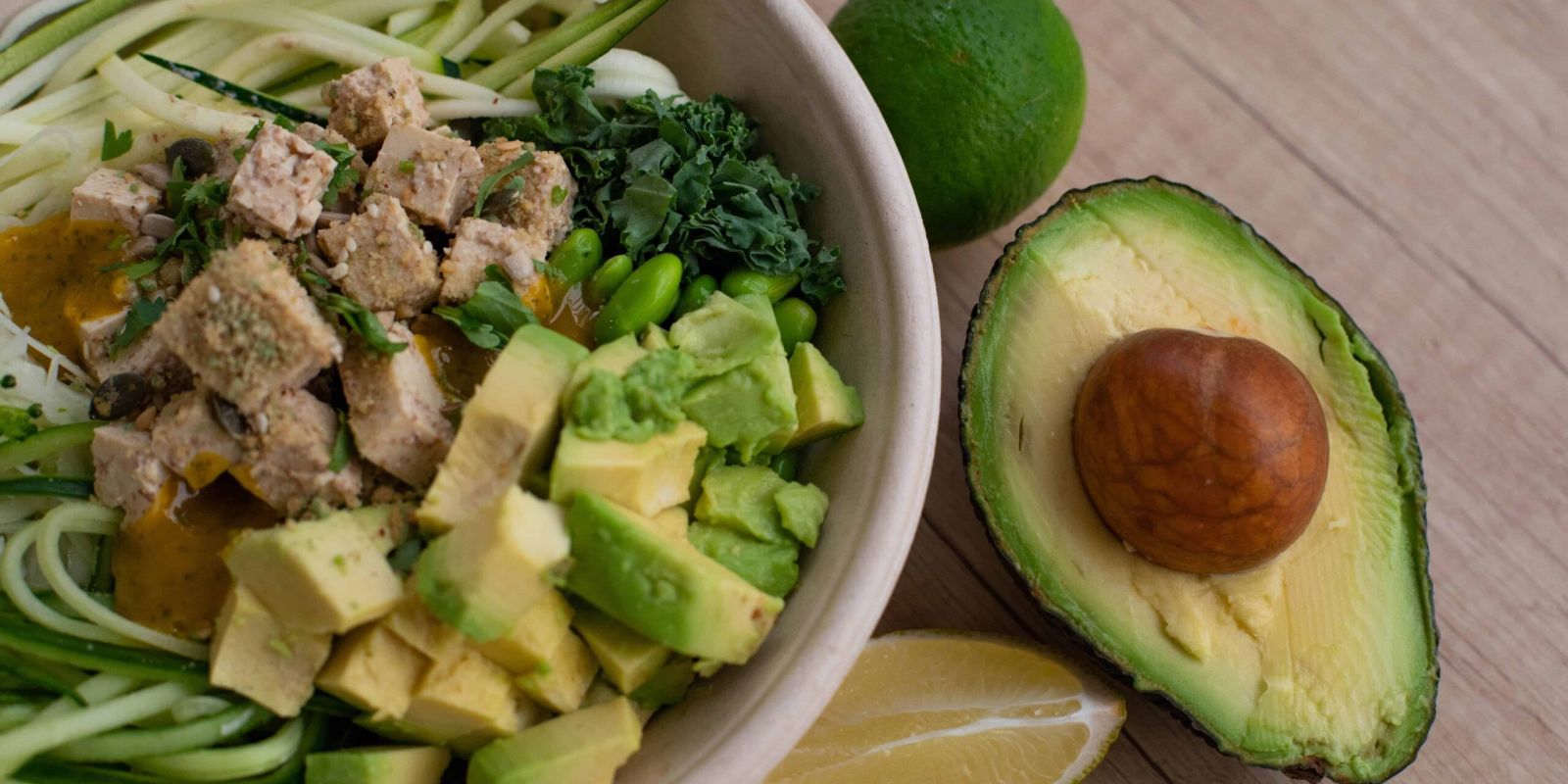 Quel est l’apport de l’huile vierge d’avocat en vitamines E ? 1 pexels valeria boltneva 1484522 scaled cd89a1de La Maison Des Grands Lacs