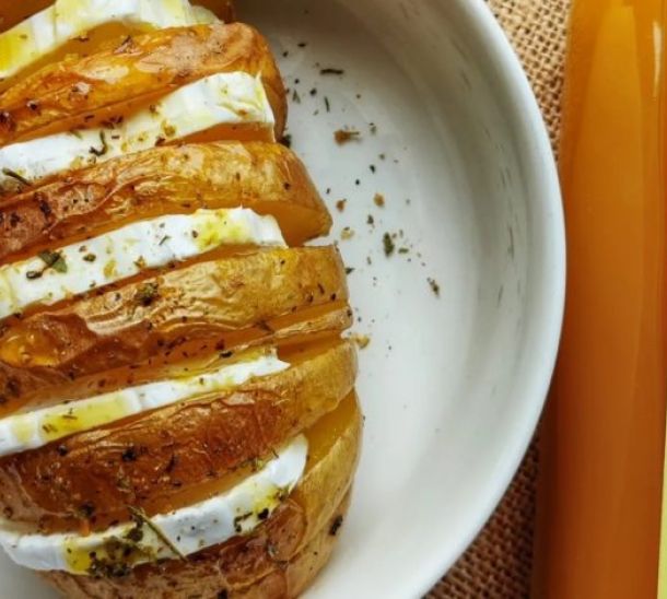 Pomme de terre suédoise au chèvre et vinaigre pulpe de mangue.