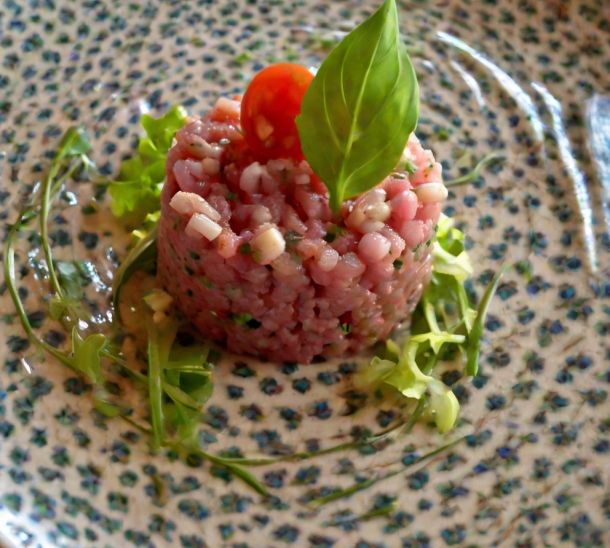 Tartare de thon rouge mariné au vinaigre de fruits rouges