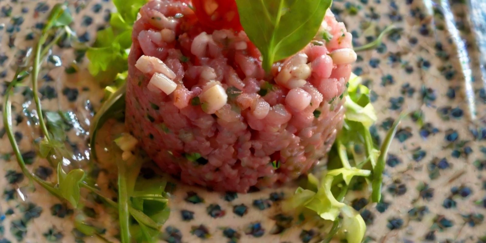 Tartare de thon rouge mariné au vinaigre de fruits rouges