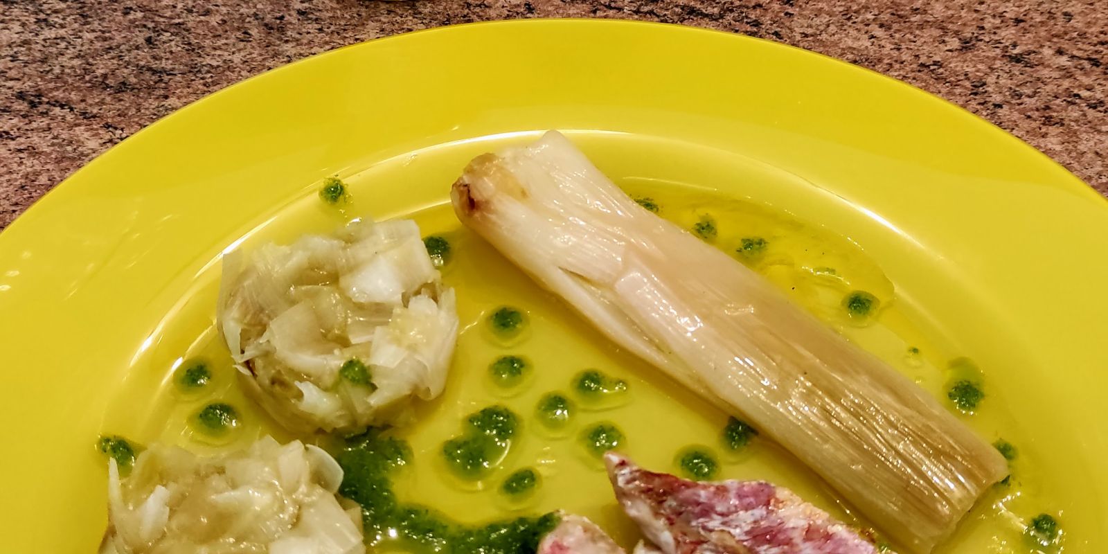 Filet de rouget poêlé et duo de poireaux